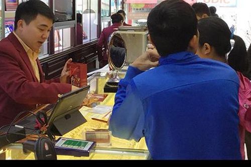 Giá vàng neo ở mức cao trước những lo ngại về bất ổn ở Trung Đông