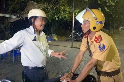 Va chạm xe máy, đo nồng độ cồn cao vọt, đưa lý lịch ra 'hù' CSGT