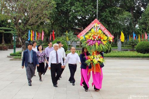 Ủy viên Ủy ban Thường vụ Quốc hội Phan Thanh Bình dâng hương tại Khu Di tích Kim Liên