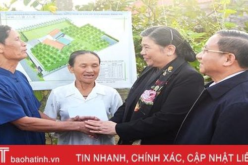 Phó Chủ tịch Quốc hội Tòng Thị Phóng thị sát vùng bãi ngang Hà Tĩnh và tặng quà đối tượng chính sách