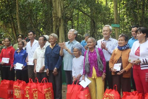 Thường trực Ban Bí thư tặng quà gia đình chính sách ở Đồng Nai