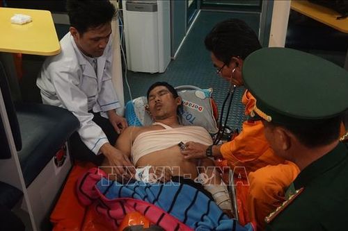 Cấp cứu kịp thời thuyền viên bị tai nạn lao động ở vùng biển Hoàng Sa