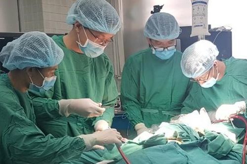 Lần đầu tiên chạy ECMO phẫu thuật sẹo khí quản cho bệnh nhân