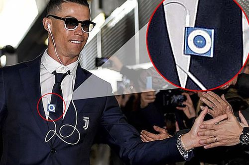 Giàu nứt đố đổ vách, chẳng ai tin Cristiano Ronaldo vẫn còn dùng món đồ công nghệ 'cổ lỗ sĩ' này