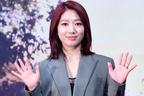 Park Shin Hye mặc suit xám oversized che giấu thân hình tăng cân mũm mĩm