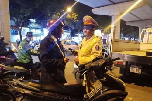 Cục CSGT yêu cầu kiên quyết xử lý các trường hợp chống đối đo nồng độ cồn
