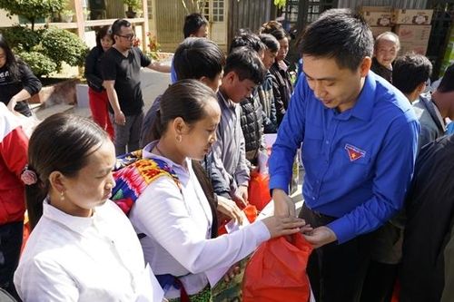 Đoàn Thanh niên Bộ Công Thương 'sưởi ấm' Tết bản cao Yên Bái