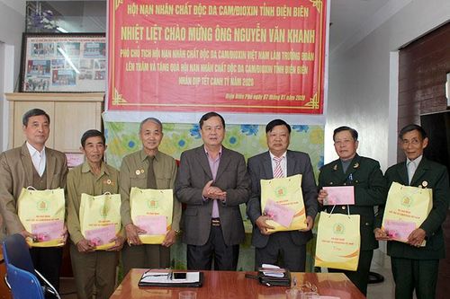 Trao tặng 30 suất quà cho nạn nhân chất độc da cam/dioxin