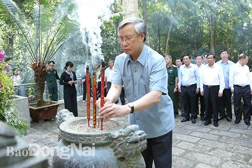 Đồng chí Trần Quốc Vượng thăm Di tích lịch sử Căn cứ Trung ương cục miền Nam