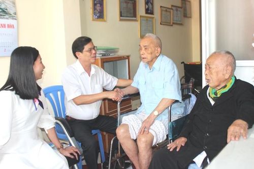 Phó Bí thư Thường trực Tỉnh ủy Khánh Hòa thăm, chúc Tết gia đình cán bộ lão thành cách mạng