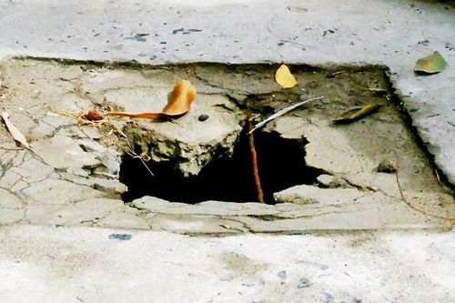Nắp cống bể trên lối đi bộ