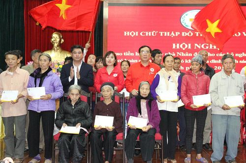 Trao nhà và quà tết cho gia đình khó khăn tại thành phố Việt Trì