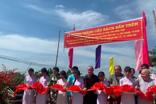 Chùa, Ban TTXH Phật giáo khánh thành cầu, tặng quà