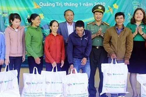 Mang quà Tết đến với người nghèo các tỉnh Bắc miền Trung