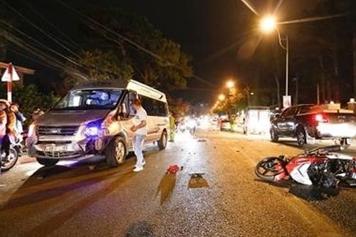 Tông liên tiếp vào ôtô, hai thanh niên tử vong