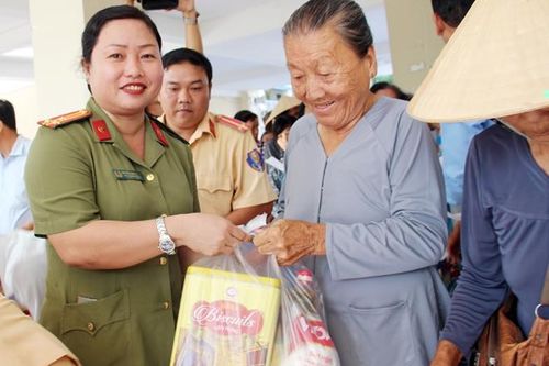 Chương trình 'Tết vì người nghèo' mang cái Tết ấm áp cho bà con quê hương Cờ Đỏ