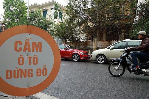 Bị lập biên bản vì đỗ xe sai, quý bà dọa cho công an 'rớt chức'
