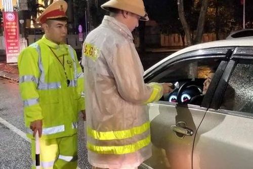 Hà Tĩnh: Phạt gần 300 triệu đồng lái xe vi phạm nồng độ cồn, tạm giữ một tài xế hành hung CSGT