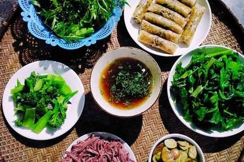 Bỏ phố về quê, mâm cơm thanh đạm của mẹ trẻ khiến chị em thích thú