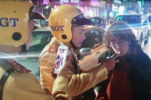 Cảnh sát giao thông nói tiếng anh như 'gió' xử lý người nước ngoài vi phạm giao thông