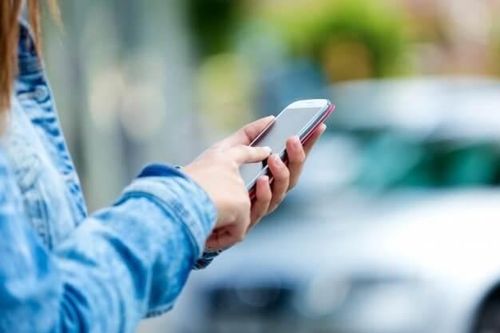 Vừa đi vừa xem điện thoại, cô gái ngã đứt gân tay