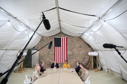 Iran dội mưa rocket vào căn cứ TT Trump từng đến thăm