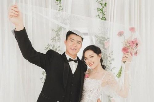 Duy Mạnh và những lần diện vest, sơ mi trắng điển trai