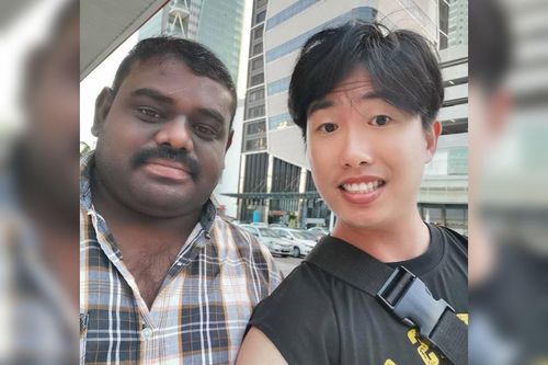 Tài xế taxi đi từ Malaysia sang Singapore trả ví cho khách để quên