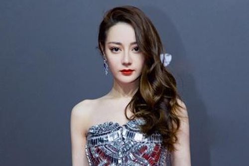 Địch Lệ Nhiệt Ba xuất hiện sau khi qua đêm ở nhà Hoàng Cảnh Du