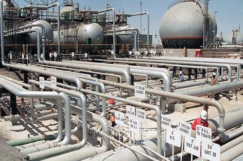 Giá dầu nhảy vọt hơn 2% sau khi Iran tấn công tên lửa vào căn cứ Mỹ tại Iraq