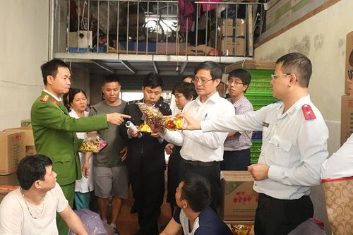 Nhiều cơ sở phục vụ hàng Tết vi phạm an toàn thực phẩm
