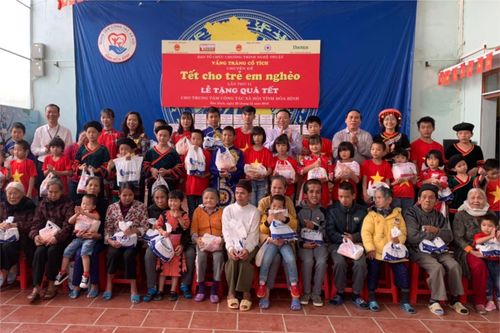 'Vầng trăng cổ tích' mang Tết cho trẻ em nghèo