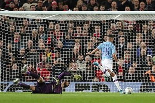 Man City đặt một chân vào chung kết League Cup