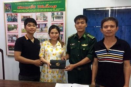 Cán bộ Biên phòng trả lại tài sản cho người bị đánh rơi