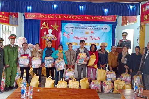 Mang yêu thương đến với người nghèo