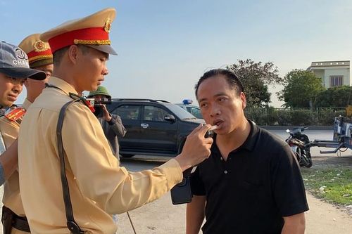 Hải Dương: Lái xe 'cố thủ' 3 giờ trên xe, liên tục uống nước, kiểm tra không nồng độ cồn