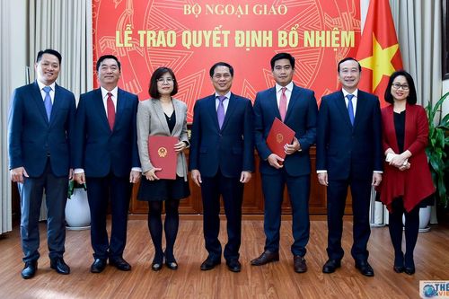 Thứ trưởng Thường trực Bùi Thanh Sơn trao quyết định điều động, bổ nhiệm cán bộ