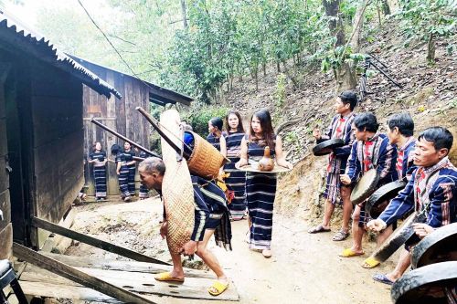 'Bắt chồng' khi mùa xuân chạm ngõ