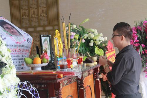 Con gái NSƯT Chánh Tín: 'Tro cốt ba sẽ hòa vào dòng suối nơi ông nội yên nghỉ'