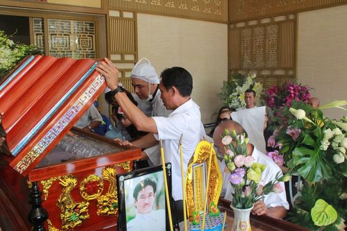 Gia đình con trai nhìn mặt Chánh Tín lần cuối trước giờ phút hỏa táng