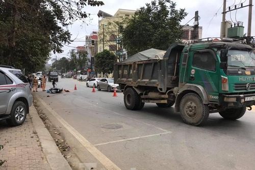 Tránh ô tô mở cửa xe, nữ giáo viên tử vong dưới bánh xe ben