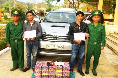 Bắt 2 đối tượng chuyển lậu pháo nổ và ma túy