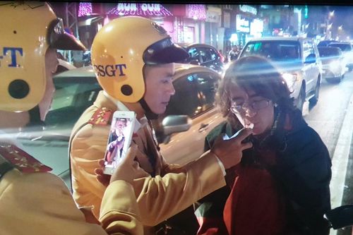 CSGT Hà Nội xử lý người nước ngoài vi phạm luật giao thông