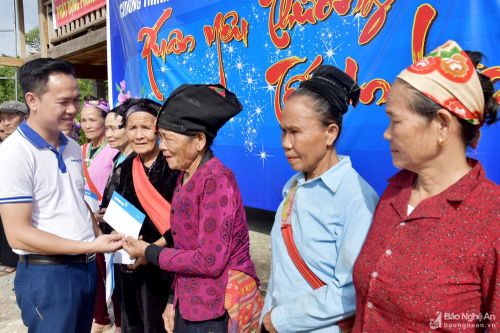Eximbank Vinh trao 40 suất quà Tết người nghèo ở Anh Sơn