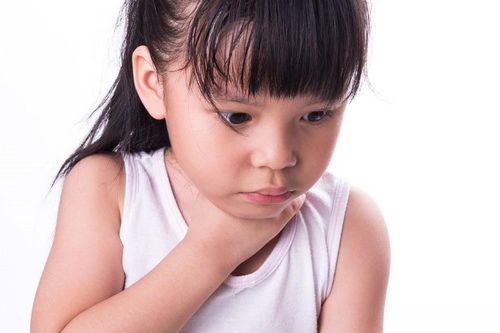 Nuốt quả pin Con Ó vào bụng, bé gái phải đưa cấp cứu