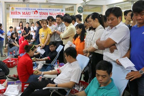 350 đoàn viên công đoàn hiến máu tình nguyện đầu năm