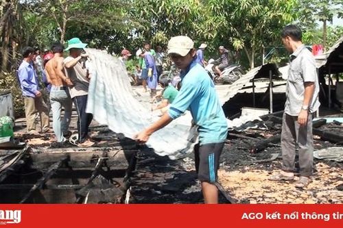 Một căn nhà ở xã Long Điền B bị thiêu rụi