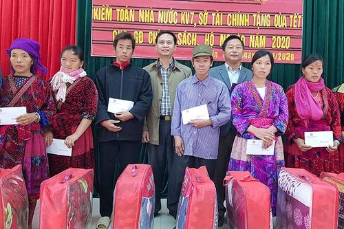 Chúc tết và tặng 100 suất quà cho hộ nghèo xã Sín Chải