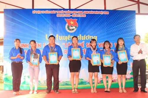 Tuyên dương 'Sinh viên 5 tốt' và 'Học sinh 3 rèn luyện' năm 2019