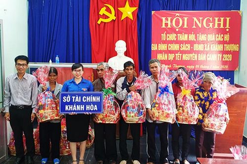 Hoạt động tặng quà Tết của lãnh đạo tỉnh và các đơn vị, doanh nghiệp
